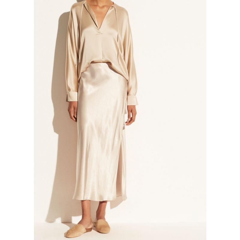 skirts : Quinn – Élégant ensemble en satin avec blouse décontractée et jupe midi in Beige van Seroa