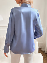 top blouses : Sadie – Élégant Chemisier en Satin à Manches Longues avec Nœud Lavallière in van Seroa
