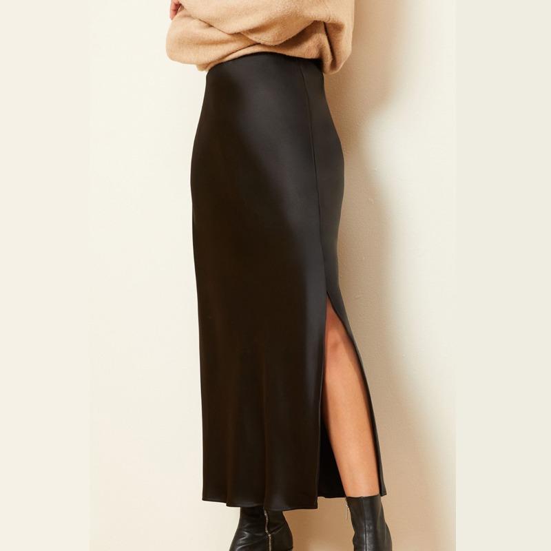skirts : Quinn – Élégant ensemble en satin avec blouse décontractée et jupe midi in Noir van Seroa