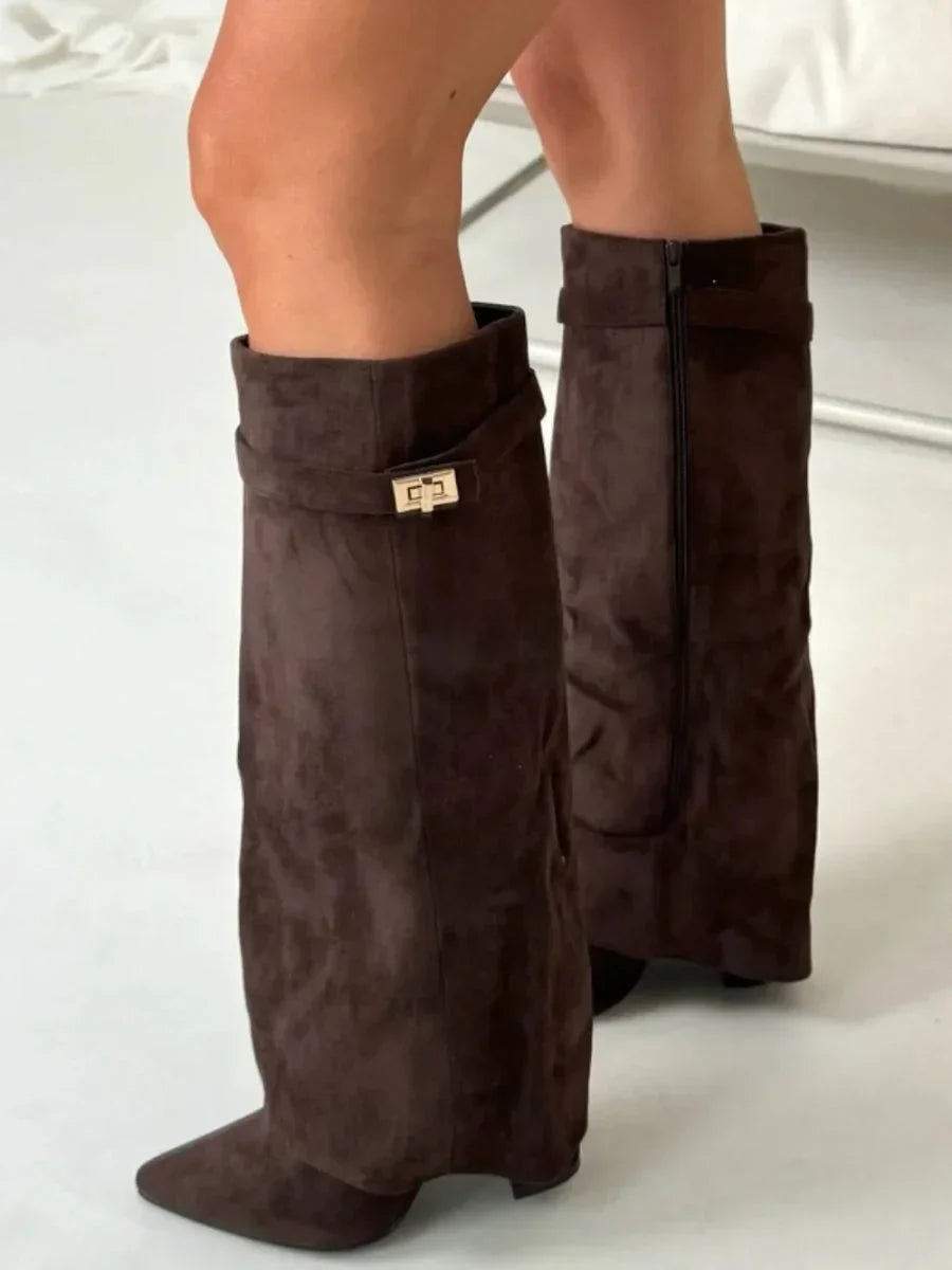 Damskie czarne zamszowe buty z metalowymi klamrami - elegancja i komfort