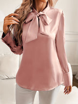 top blouses : Sadie – Élégant Chemisier en Satin à Manches Longues avec Nœud Lavallière in van Seroa