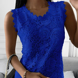 top blouses : Sophie – Blouse élégante sans manches en dentelle avec broderie florale in Bleu van Seroa