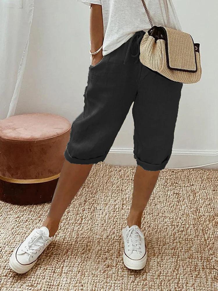 skirts : Ella – Pantalon capri en coton-lin à cordon, coupe décontractée in Noir van Seroa