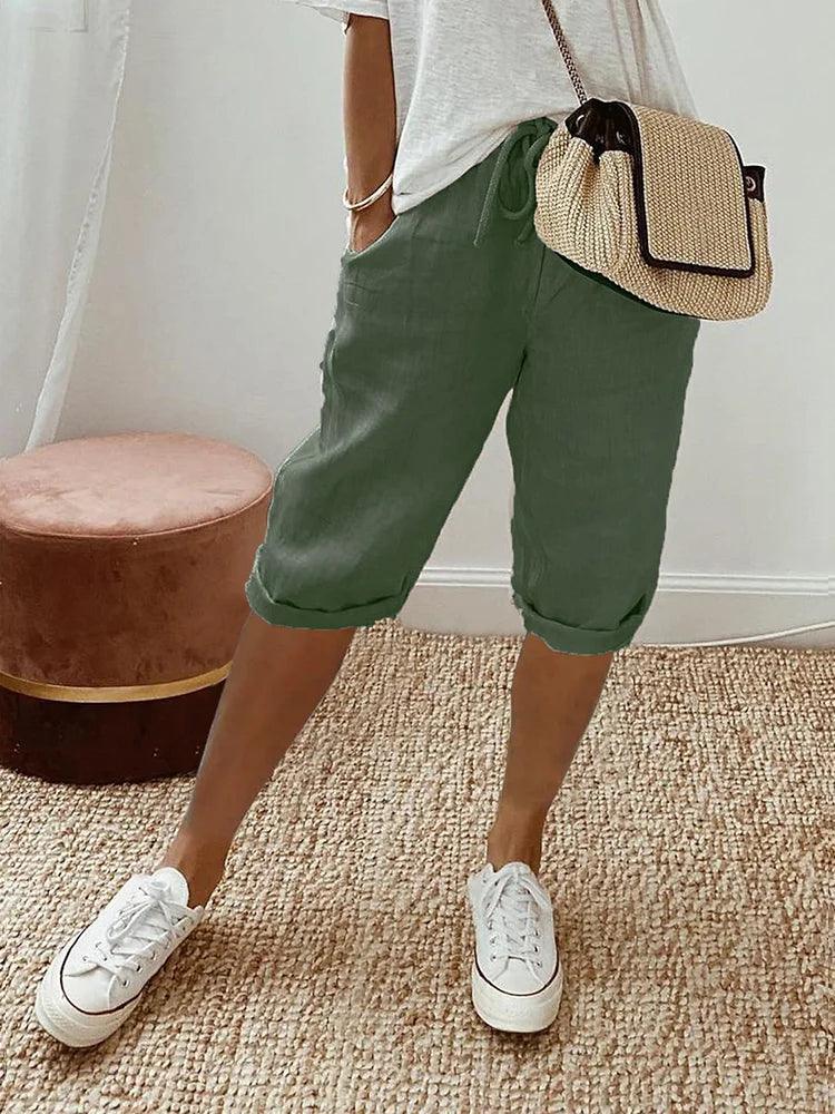 skirts : Ella – Pantalon capri en coton-lin à cordon, coupe décontractée in Vert van Seroa