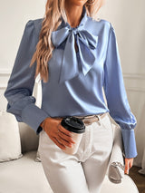 top blouses : Sadie – Élégant Chemisier en Satin à Manches Longues avec Nœud Lavallière in van Seroa