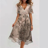 dresses : Amalia – Robe Midi Élégante Portefeuille en Chiffon à Imprimé Fleuri in Beige van Seroa