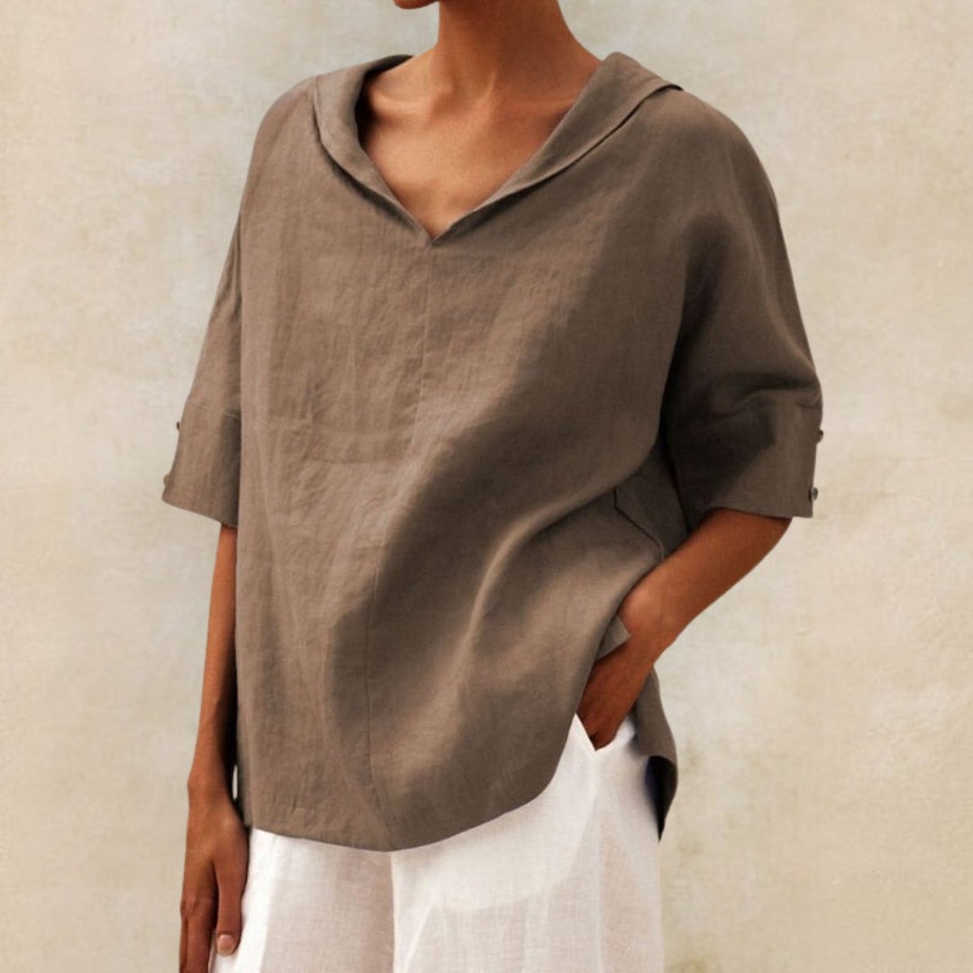 top blouses : Mira – Haut Élégant en Lin à Col en V et Coupe Ample Décontractée in Kaki van Seroa