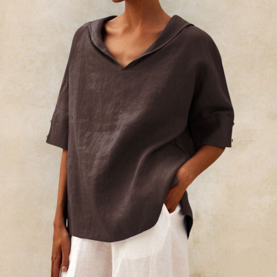 top blouses : Mira – Haut Élégant en Lin à Col en V et Coupe Ample Décontractée in Marron van Seroa