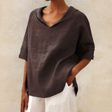 top blouses : Mira – Haut Élégant en Lin à Col en V et Coupe Ample Décontractée in Marron van Seroa