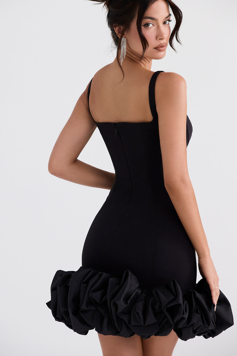dresses : Aaliyah – Robe courte moulante à ourlet volanté sculpté in van Seroa