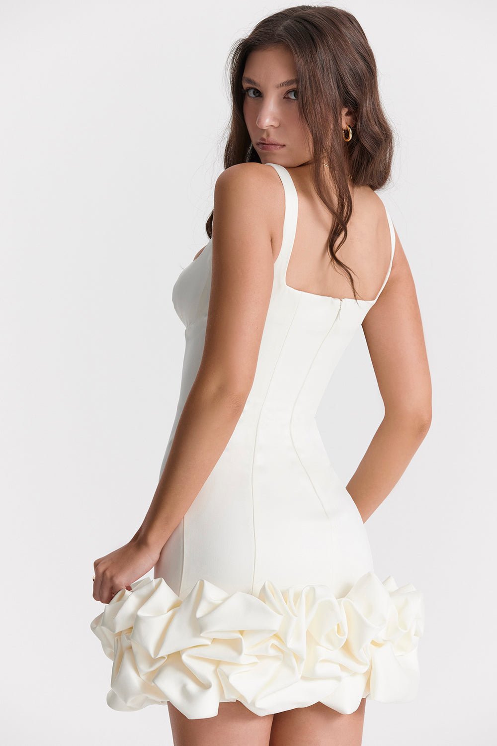 dresses : Aaliyah – Robe courte moulante à ourlet volanté sculpté in van Seroa