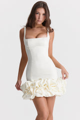 dresses : Aaliyah – Robe courte moulante à ourlet volanté sculpté in Blanc van Seroa