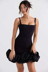 dresses : Aaliyah – Robe courte moulante à ourlet volanté sculpté in Noir van Seroa