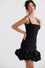 dresses : Aaliyah – Robe courte moulante à ourlet volanté sculpté in van Seroa