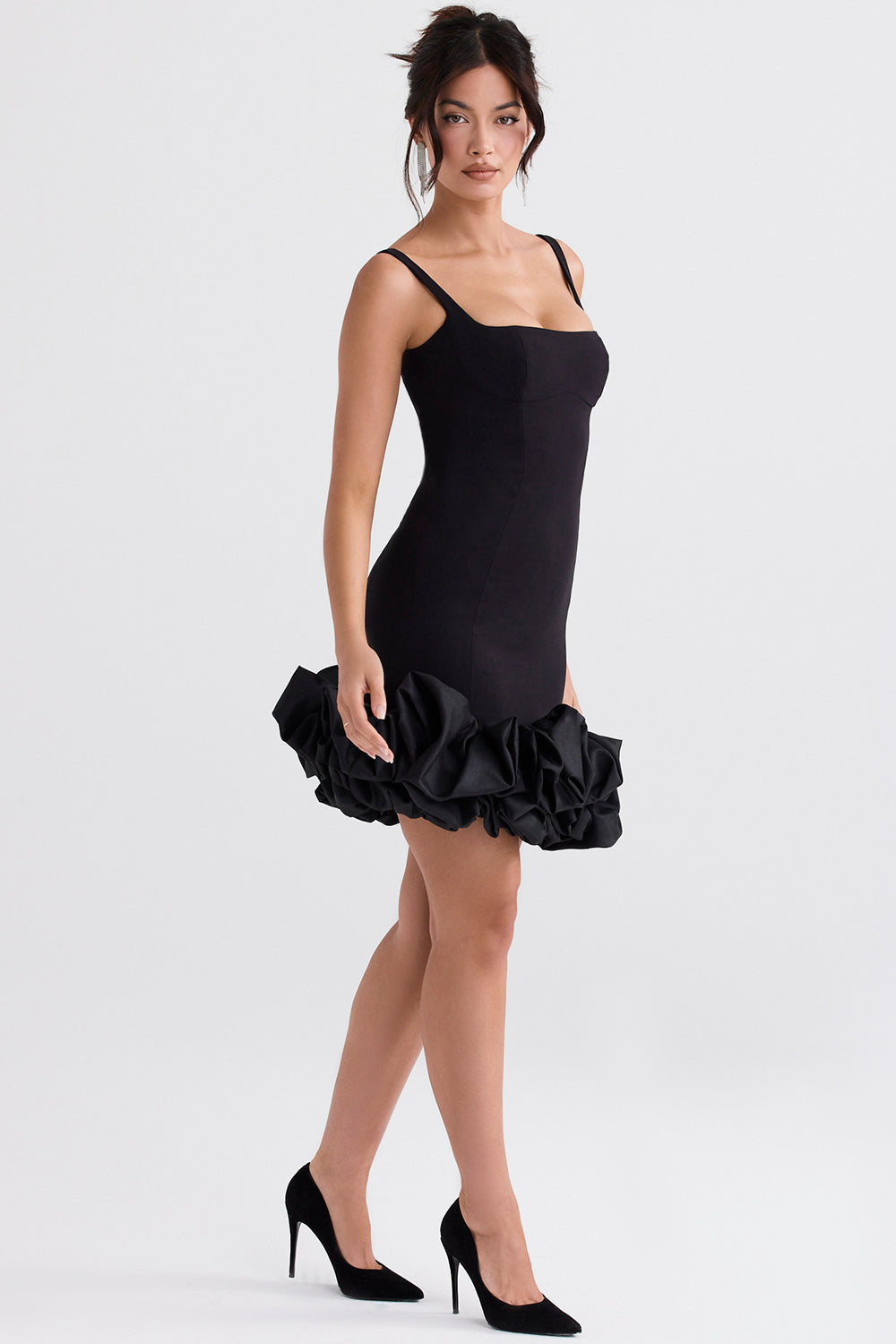 dresses : Aaliyah – Robe courte moulante à ourlet volanté sculpté in van Seroa