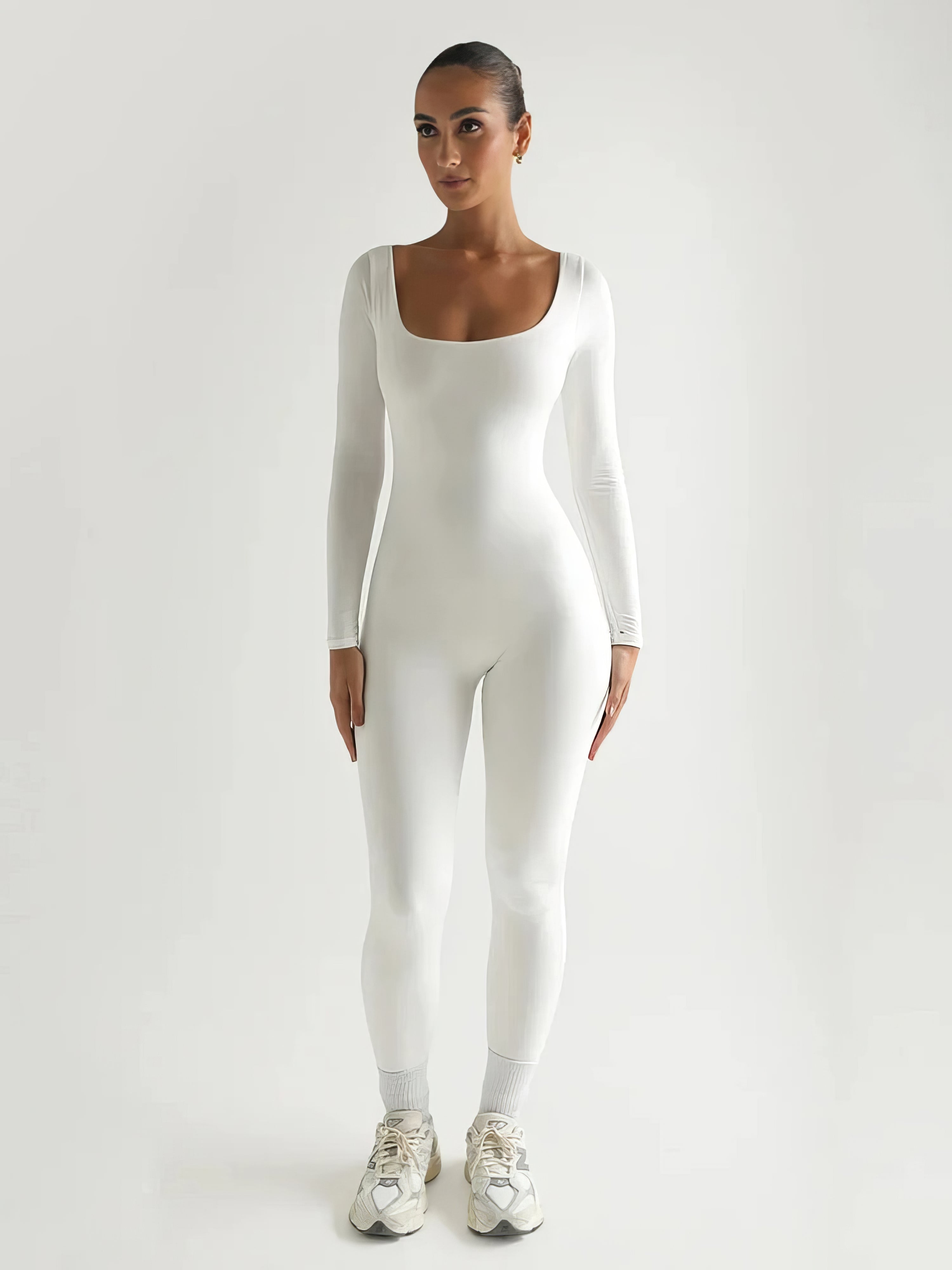 dresses : Amira – Combinaison élégante à manches longues avec encolure carrée et coupe sculptante in Blanc van Seroa