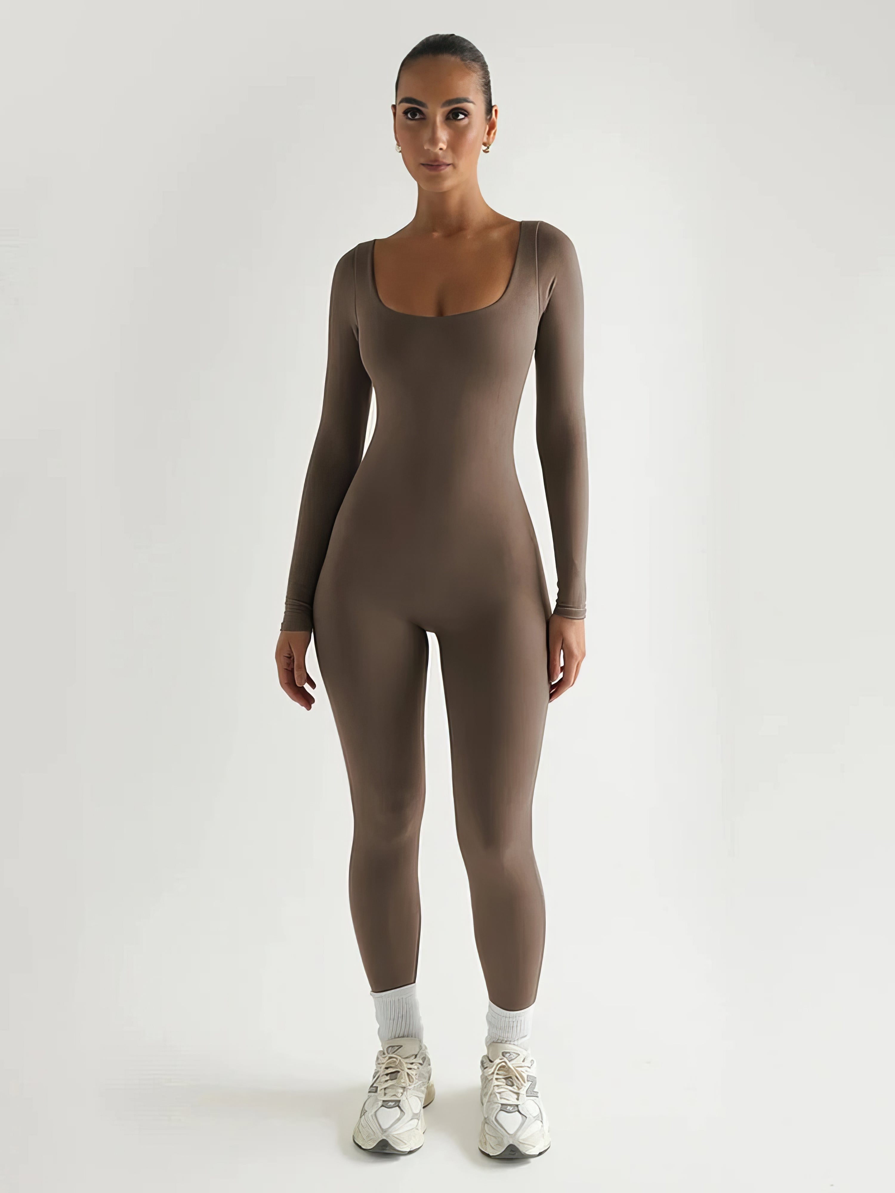 dresses : Amira – Combinaison élégante à manches longues avec encolure carrée et coupe sculptante in Marron van Seroa