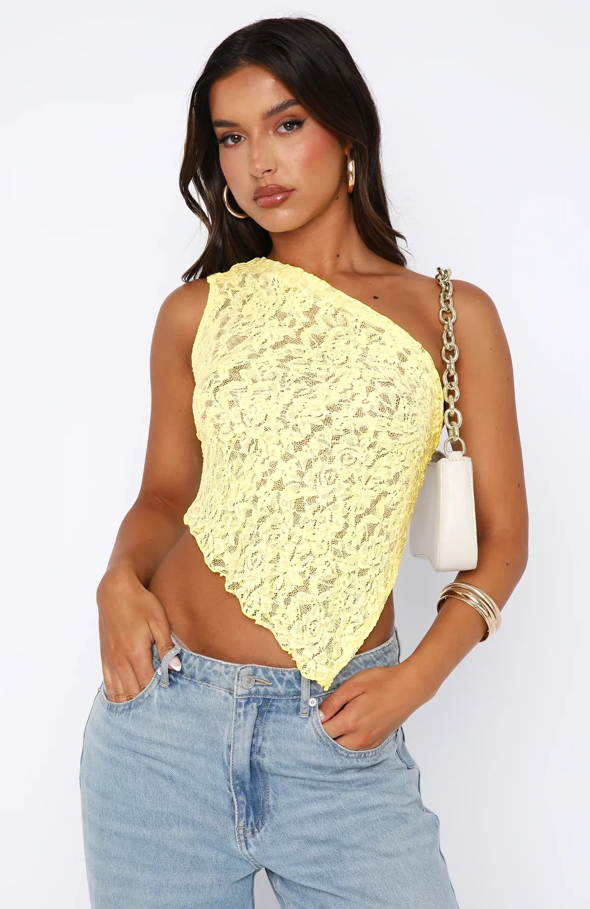 top blouses : Eleanor – Haut court chic asymétrique en dentelle florale in Jaune van Seroa