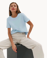 top blouses : Amelie – T-Shirt Classique à Col Rond en Coton Doux in Bleu van Seroa