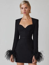 dresses : Zoe – Robe mini structurée de luxe avec poignets à plumes in Noir van Seroa