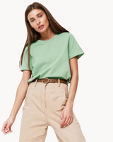 top blouses : Amelie – T-Shirt Classique à Col Rond en Coton Doux in Vert van Seroa