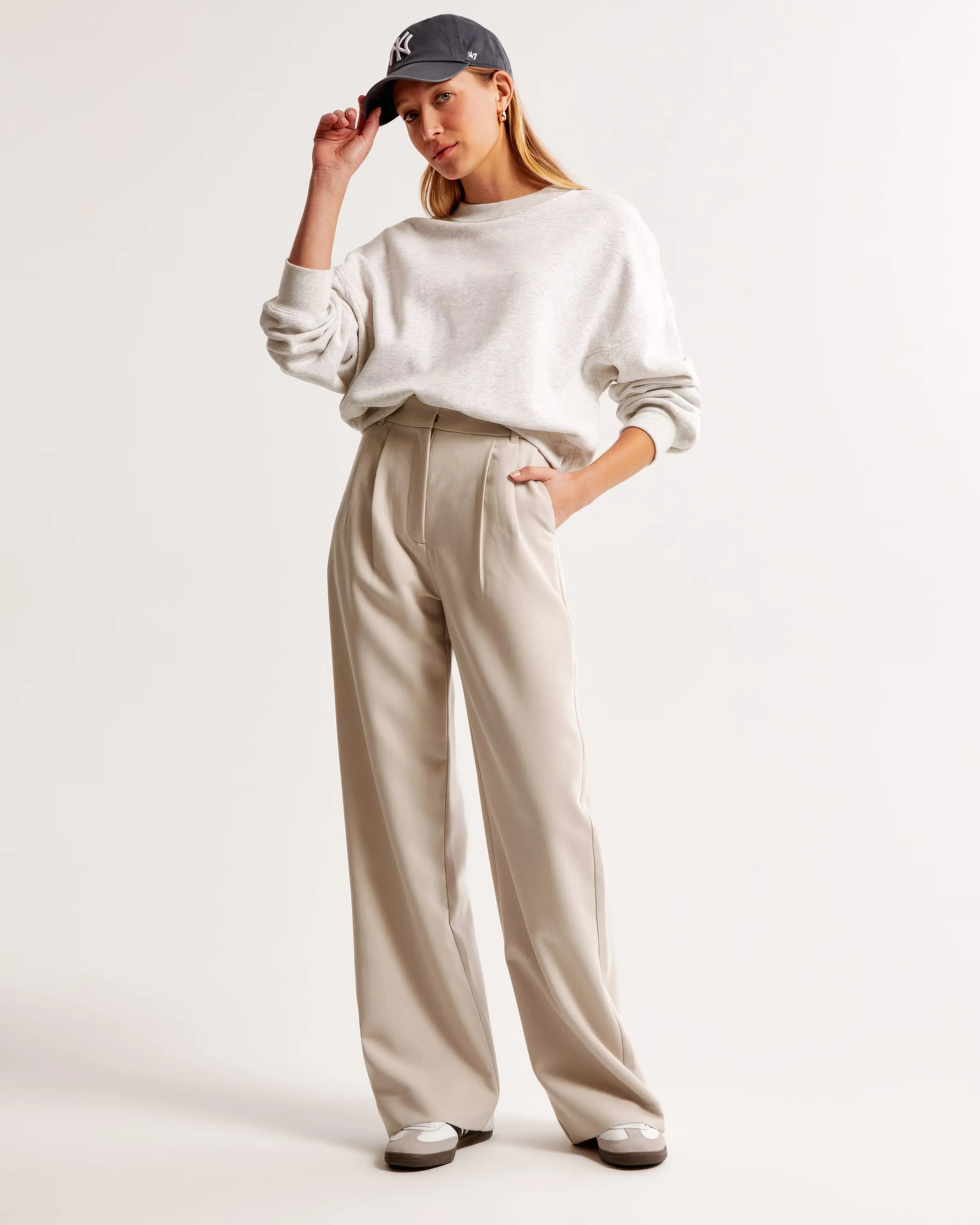skirts : Lena - Pantalon Élegant Taille Haute à Jambe Large et Coupe Tailleur in Beige van Seroa