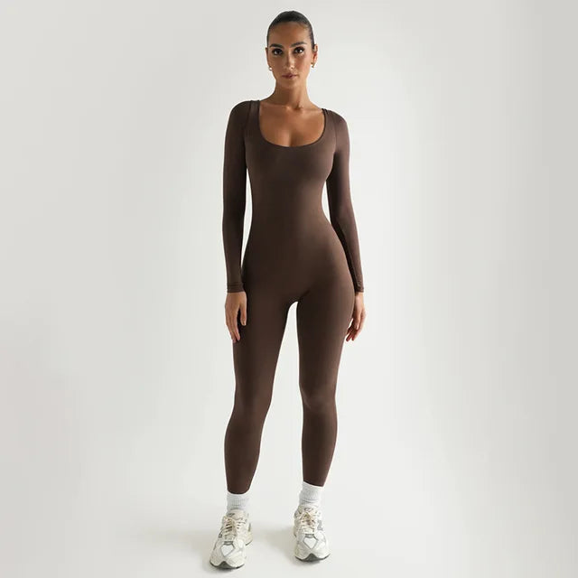 dresses : Amira – Combinaison élégante à manches longues avec encolure carrée et coupe sculptante in Marron foncé van Seroa
