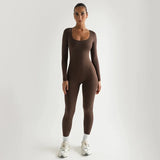 dresses : Amira – Combinaison élégante à manches longues avec encolure carrée et coupe sculptante in Marron foncé van Seroa