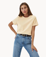 top blouses : Amelie – T-Shirt Classique à Col Rond en Coton Doux in Jaune van Seroa