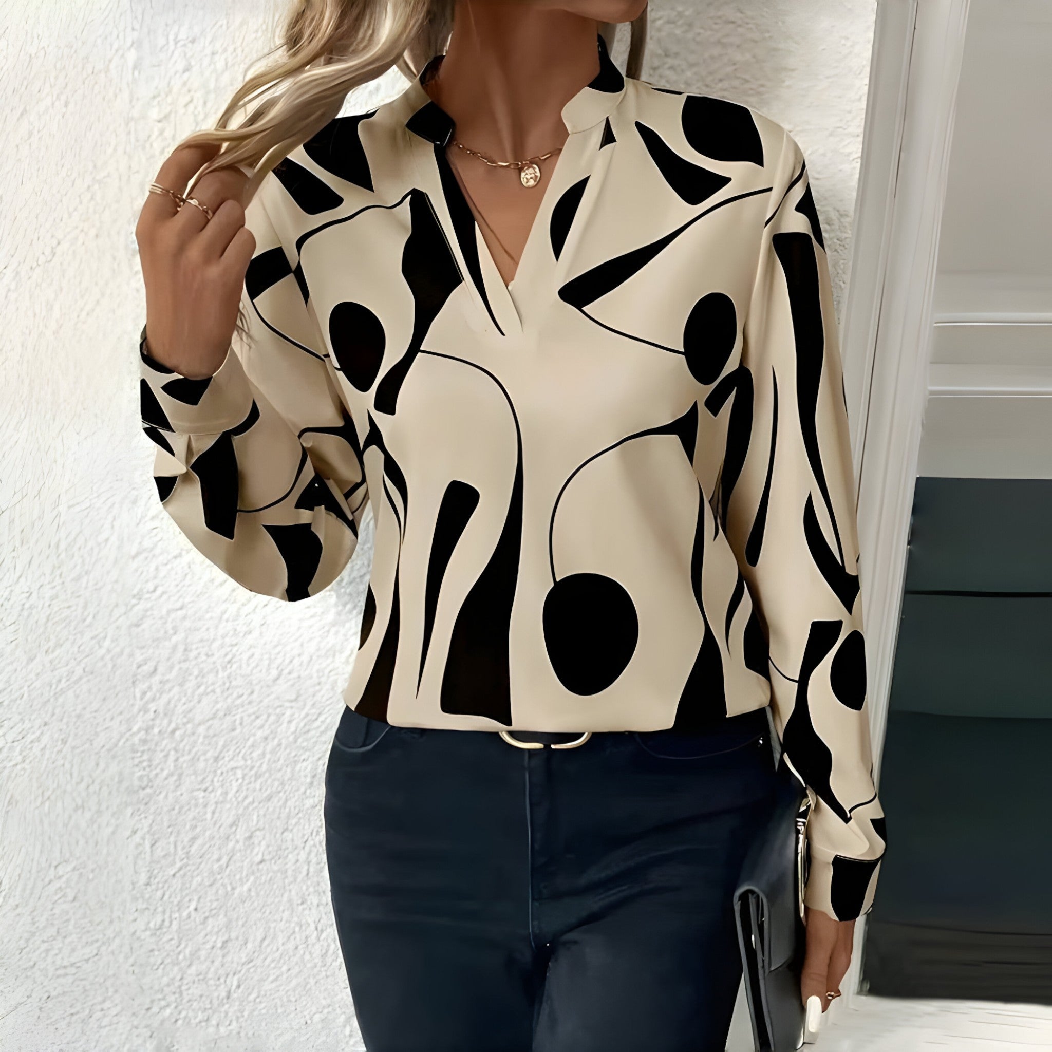 top blouses : Florence | Chemisier Femme Élégant en Tissu Respirant in Crème Noir van Seroa