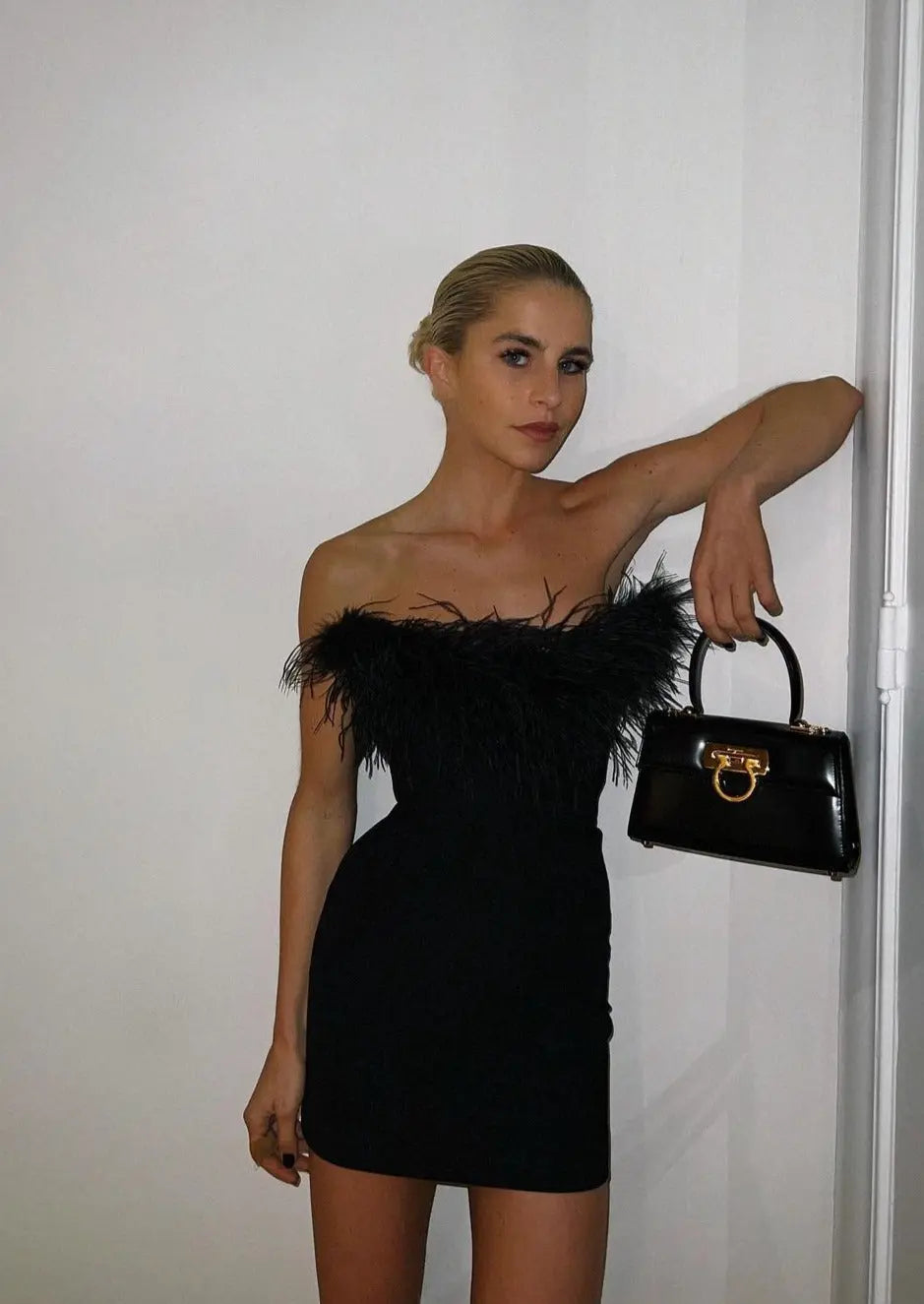 dresses : Camilla – Mini Robe Glamour à épaules dénudées avec Accent de Plumes in van Seroa