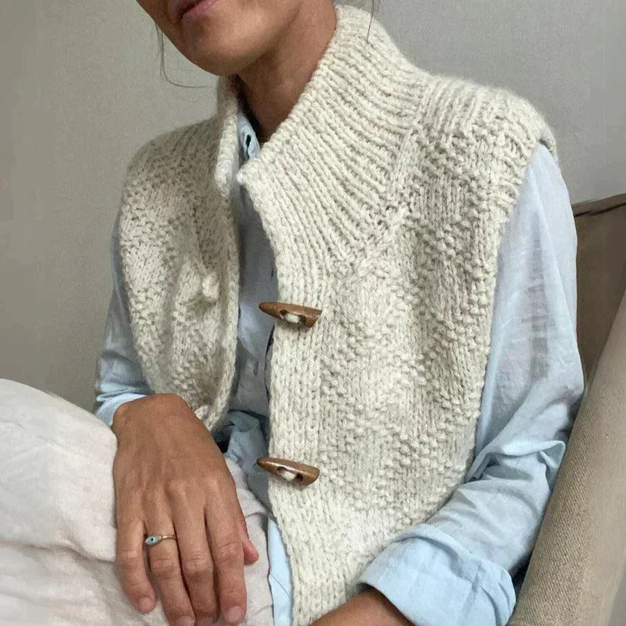 other : Anouk – Gilet en Laine Tricoté à la Main avec Boutons en Bois in van Seroa