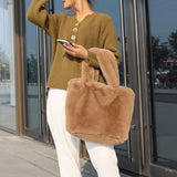 bags : Elena | Sac Femme Fourre Tout en Fausse Fourrure Élégant in Marron clair van Seroa
