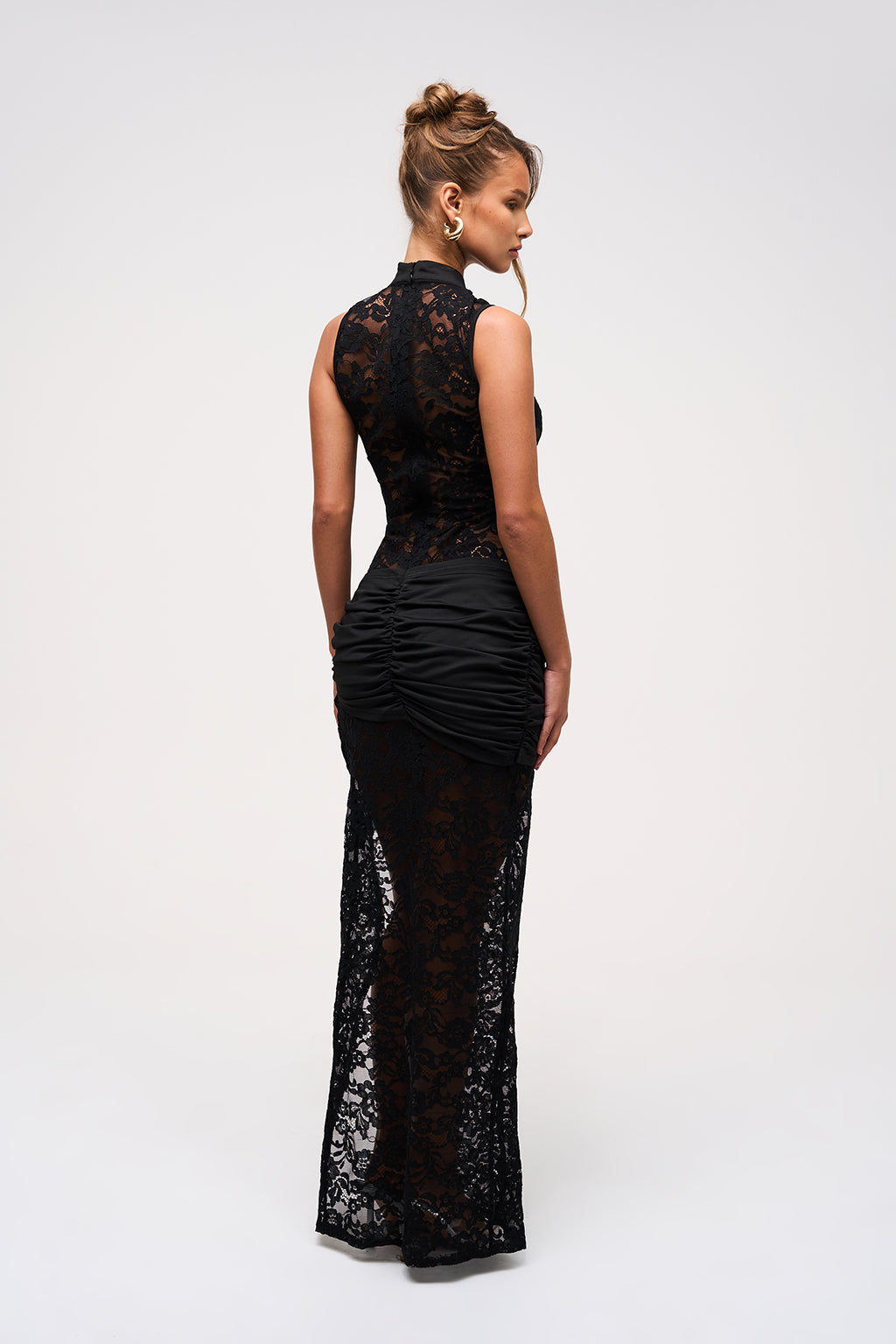 dresses : Lara – Robe de Soirée Élégante en Dentelle Transparente avec Fente Haute in van Seroa