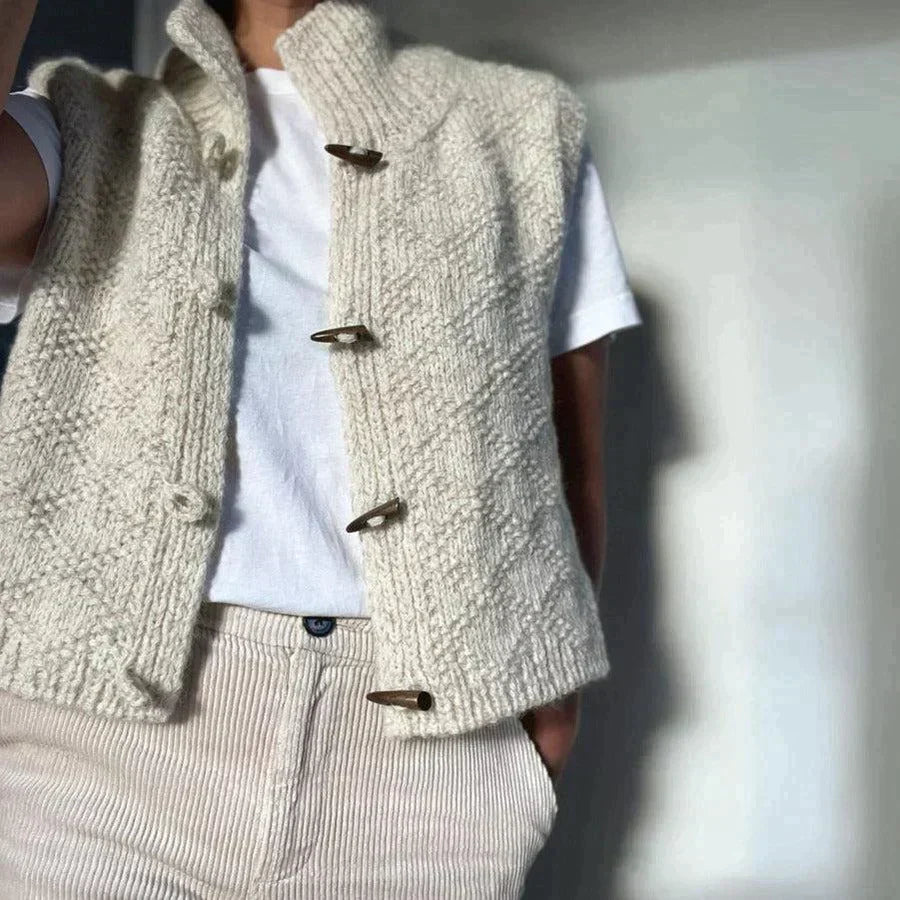 other : Anouk – Gilet en Laine Tricoté à la Main avec Boutons en Bois in van Seroa