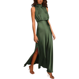 dresses : Ivy - Robe Maxi Élégante en Satin à Col Haut avec Fente in Vert van Seroa