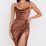 dresses : Ava – Robe élégante en satin avec col bénitier drapé et fente latérale in van Seroa