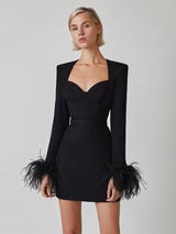 dresses : Zoe – Robe mini structurée de luxe avec poignets à plumes in van Seroa