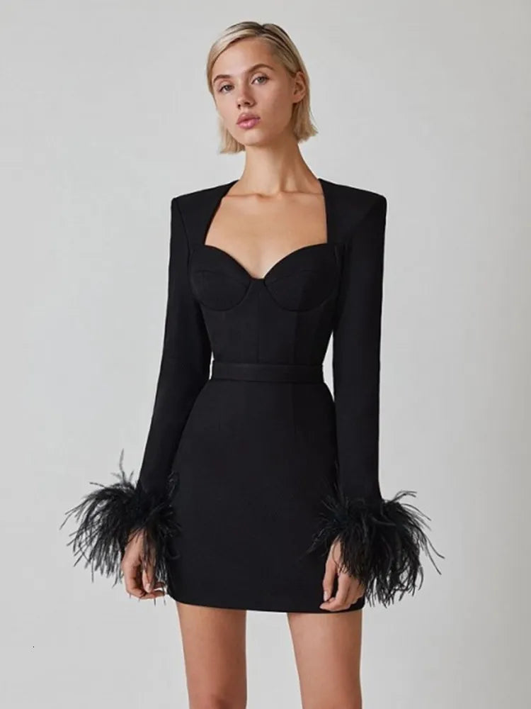 dresses : Zoe – Robe mini structurée de luxe avec poignets à plumes in van Seroa