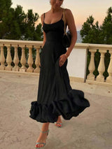 dresses : Nova - Robe Midi Élégante à Volants avec Bretelles Fines in Noir van Seroa