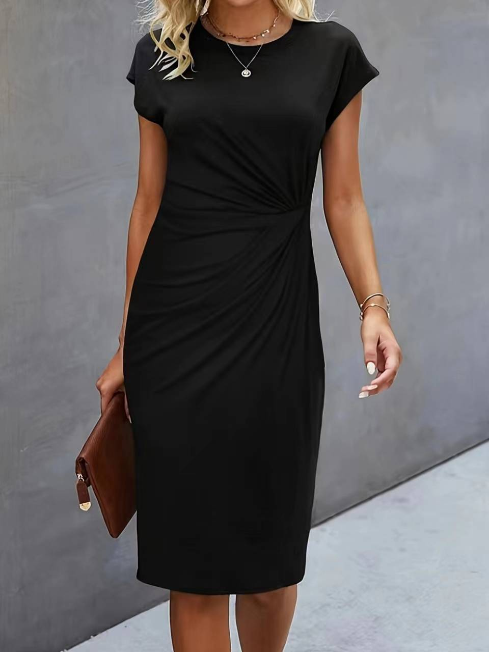 dresses : Melody – Élégante Robe midi de bureau Ajustée avec Fronces in Noir van Seroa