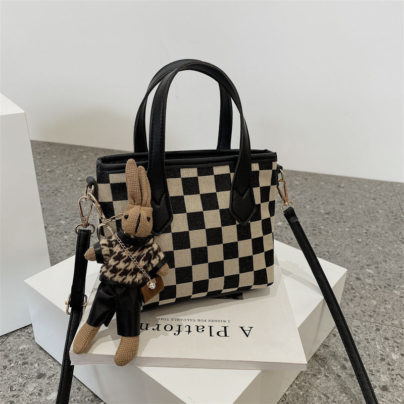 bags : Iris | Sac Bandoulière Femme en Laine Élégant et Pratique in Noir à carreaux + Pendentif van Seroa
