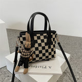 bags : Iris | Sac Bandoulière Femme en Laine Élégant et Pratique in Noir à carreaux + Pendentif van Seroa