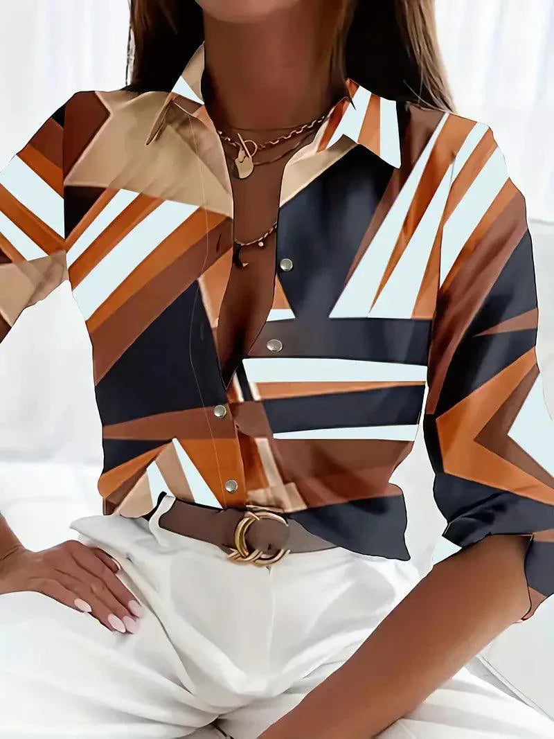top blouses : Sienna - Blouse Élégante avec Imprimé Abstrait et Fermeture Boutonnée in Jaune terre van Seroa