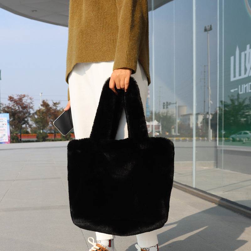 bags : Elena | Sac Femme Fourre Tout en Fausse Fourrure Élégant in Noir van Seroa