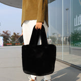 bags : Elena | Sac Femme Fourre Tout en Fausse Fourrure Élégant in Noir van Seroa