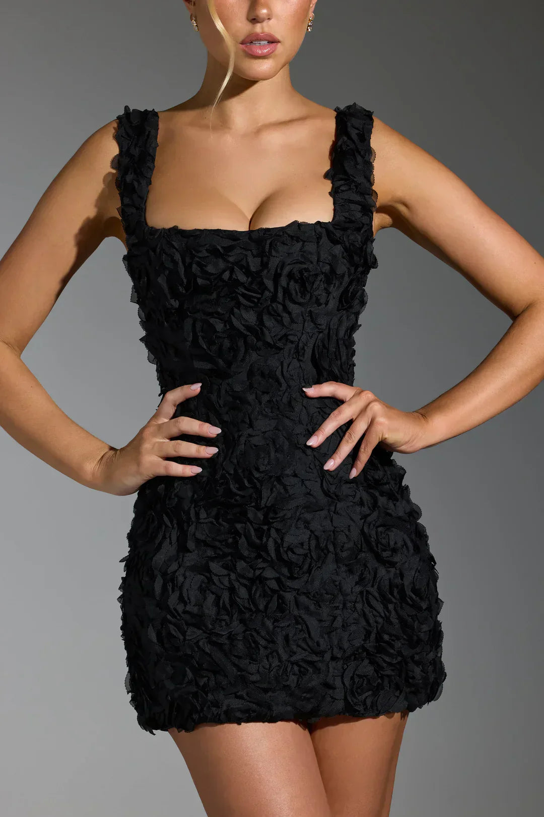 dresses : Elena – Robe courte moulante avec appliqué rose 3D sculpté in van Seroa