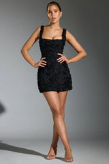 dresses : Elena – Robe courte moulante avec appliqué rose 3D sculpté in Noir van Seroa