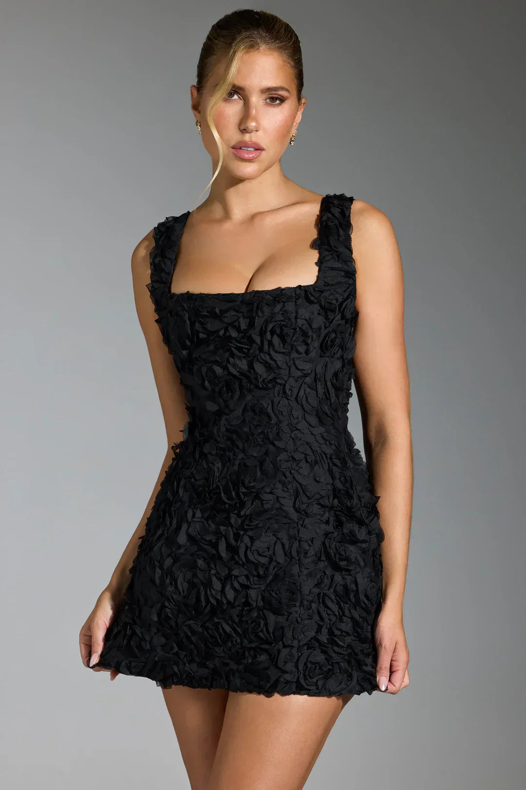 dresses : Elena – Robe courte moulante avec appliqué rose 3D sculpté in van Seroa
