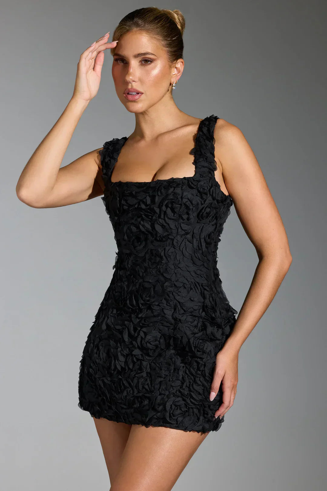 dresses : Elena – Robe courte moulante avec appliqué rose 3D sculpté in van Seroa